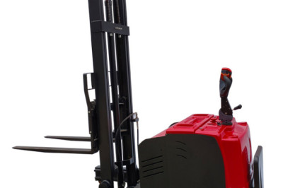 Do you need to be certified to use a pallet stacker